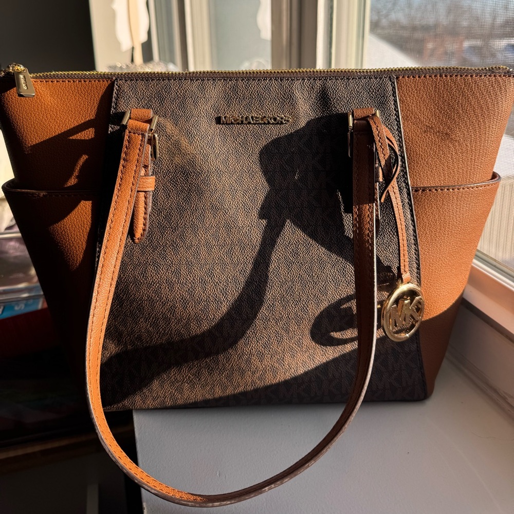New Michael Kors Charlotte Large Logo Leather Top-Zip Tote Bag Brown W/ Charm